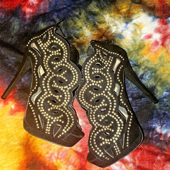 Stilleto platform heels made by JustFab black with gold studs like new beautiful - Picture 4 of 5